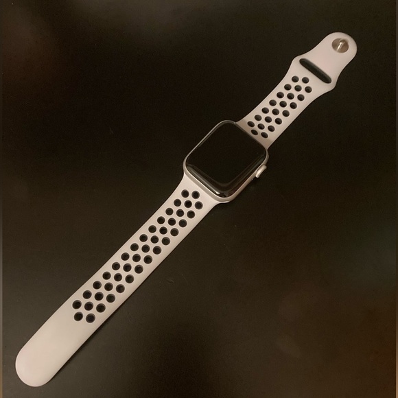 NEW! Apple Watch Nike Series 6 (GPS) 40mm - Picture 2 of 8